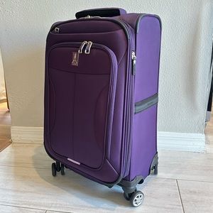Travelpro Spinner Carry On luggage. New, never traveled